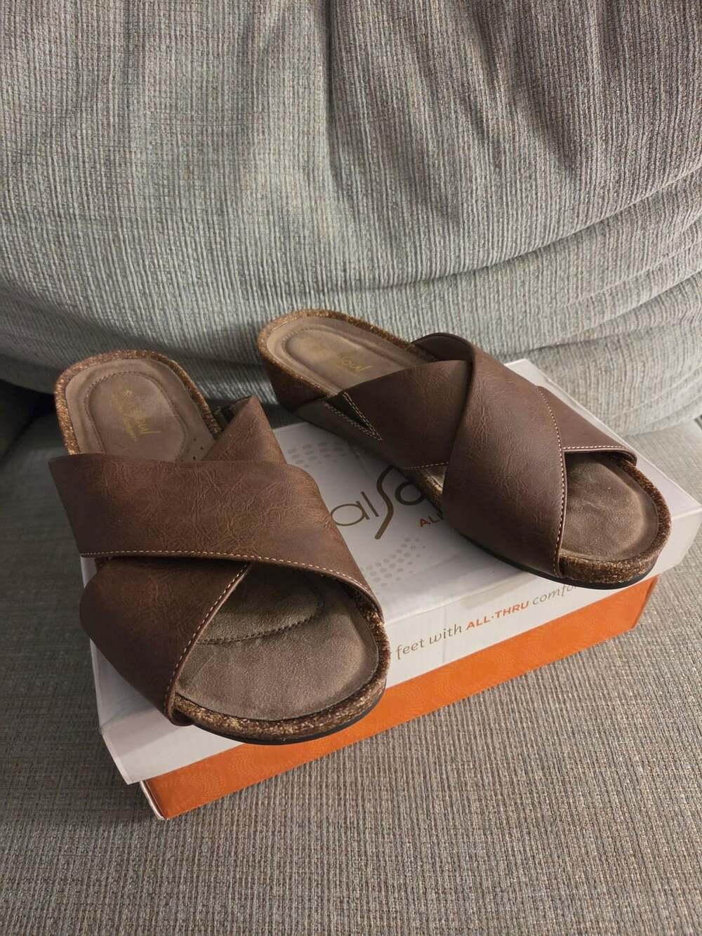 Natural Soul Kyra Wedge Sandals Brown